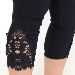 JEANS Shortsit Ja Caprit | Plus!></noscript>Cherry Berry Reze caprihousut musta