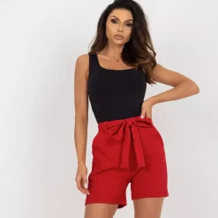 JEANS Shortsit Ja Caprit></noscript>Lakerta Bellan shortsit vyöllä punainen